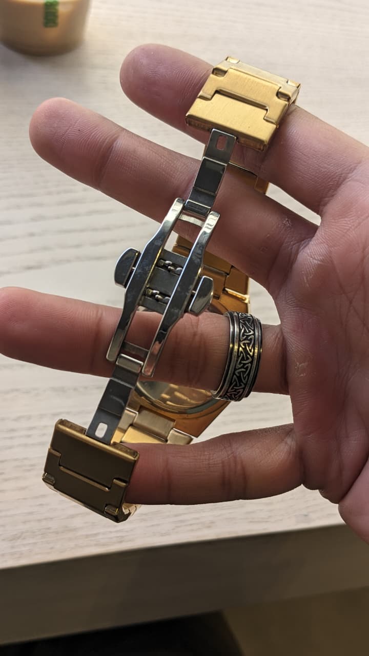 Elegant Tissot Gold-Tone Quartz Watch with Green Dial